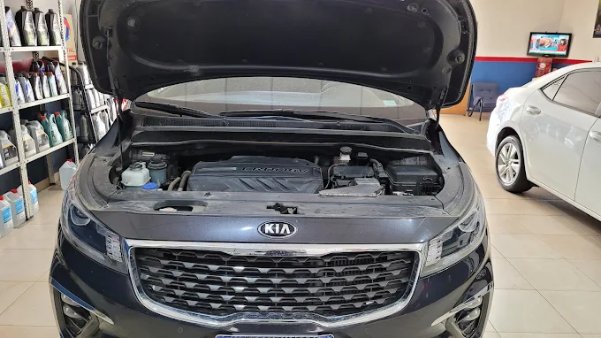 Mecánico trabajando en motor